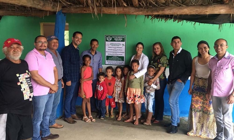 Autoridades com crianÃ§as e educadores na escola que passou por processo de reforma: ensino de qualidade