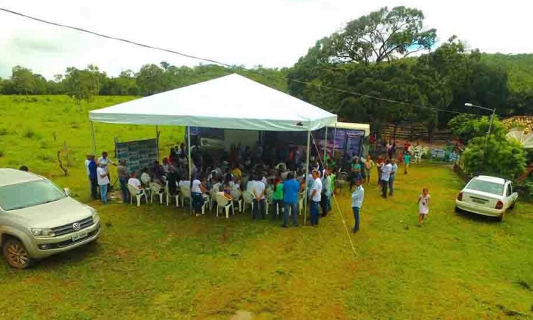 Comunidade reunida em uma fazenda em Santa Terezinha para receber os benefÃ­cios