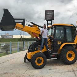 Prefeito SÃ¡vio Soares com a nova mÃ¡quina para a cidade de Pilar