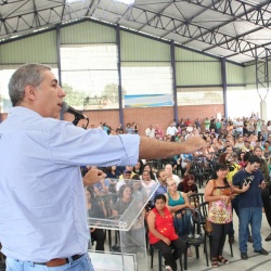 JosÃ© Eliton discursa em solenidade para entrega de obra no Entorno
