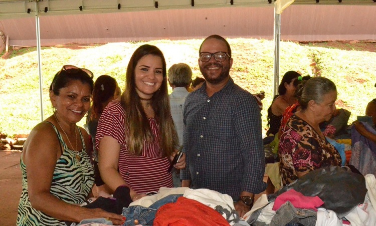 Primeira-dama WÃ¢nia e servidores organizam bazar de doaÃ§Ã£o de roupas