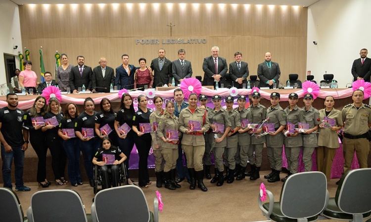Mulheres que atuam nas trÃªs forÃ§as de seguranÃ§a em Porangatu foram homenageadas pelos veradores da CÃ¢mara Municipal de Porangatu