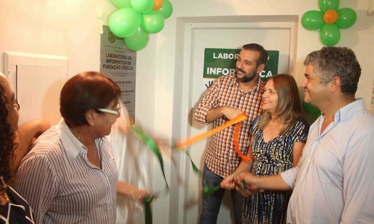 Renato de Castro com autoridades durante inauguraÃ§Ã£o de laboratÃ³rio