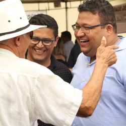 PlÃ­nio com moradores de Auriverde durante evento: obras, benefÃ­cios e popularidade