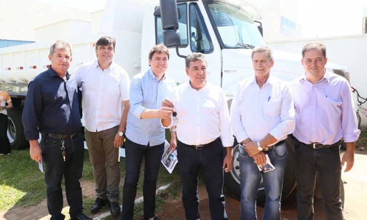 Wilder Morais com o prefeito Roberto Silva no ato para entrega das chaves do novo caminhÃ£o