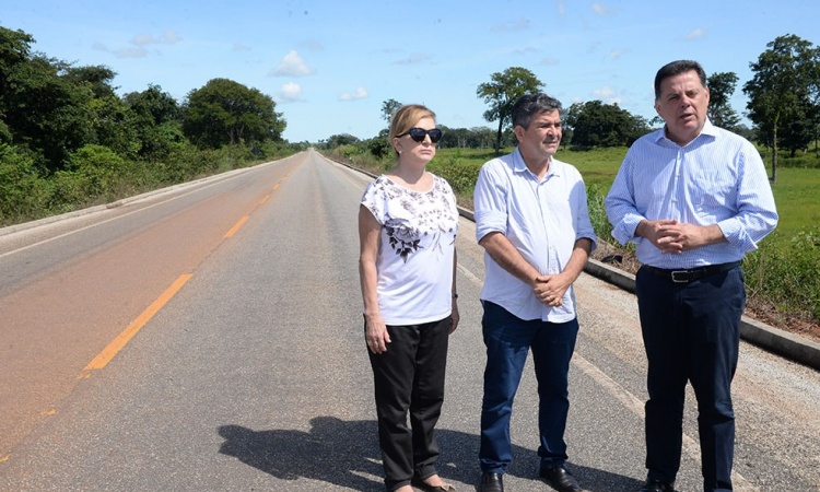 Magda Mofatto, Barretinho e Marconi durante vistoria na GO-239 