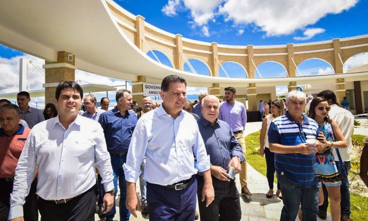 Governador Marconi Perillo e o deputado Helio de Sousa com autoridades no Credeq entregue em GoianÃ©sia