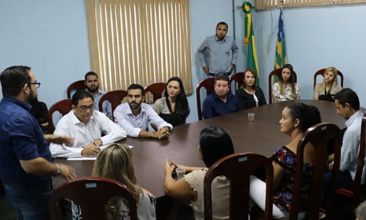 Prefeito Fred Vidigal com autoridades em Rialma: recursos do GoiÃ¡s na Frente para fazer reparos aos danos