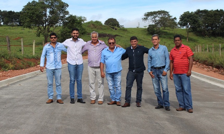 Ziquinho com o vice Artemo e vereadores entregam obras de pavimentaÃ§Ã£o em S. PatrÃ­cio