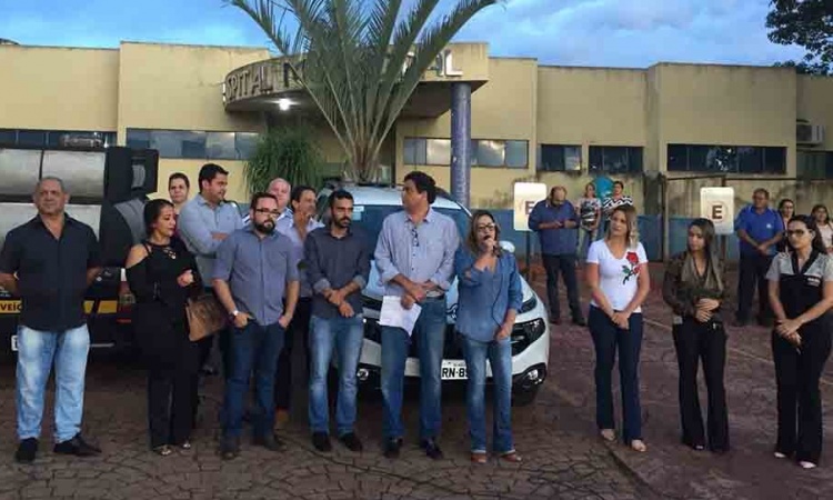 Prefeito Fred Vidigal com Talles Barreto e autoridades na entrega de mais um carro para a cidade de Rialma