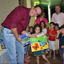 Prefeito Rafaell Melo, de Ceres, durante entrega de livros Ã s crianÃ§as