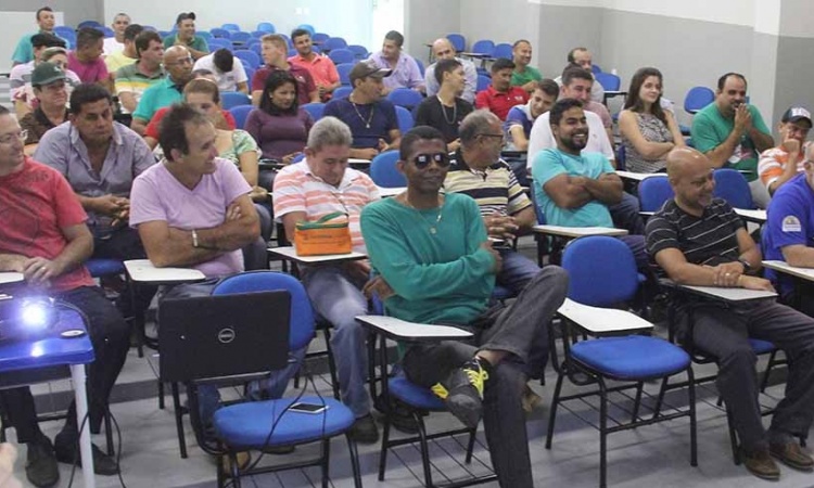 Motoristas do transporte escolar de GoianÃ©sia participaram de curso de reciclagem: mais seguranÃ§a