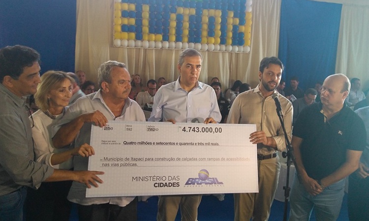 Ministro Alexandre Baldy e o governador JosÃ© Eliton durante entrega de recursos para a cidade de Itapaci