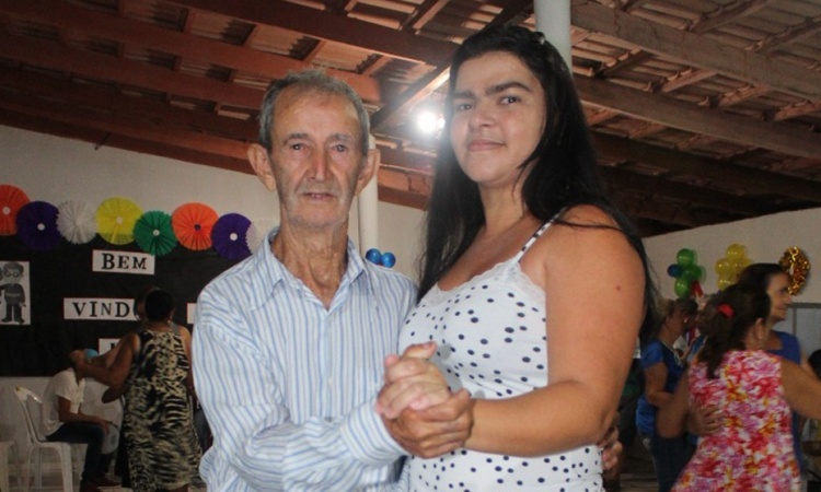 Primeira-dama de Trombas Gleidiana EugÃªnio no forrÃ³ dos idosos