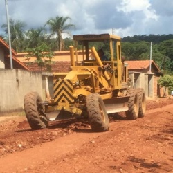 MÃ¡quinas trabalham em pavimentaÃ§Ã£o de ruas na cidade de Guarinos