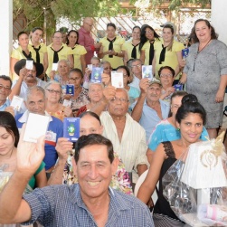Pessoal da melhor idade e gestantes com prefeita durante entrega de passaportes para os idosos de Santa Isabel