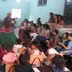 Foco In Cena durante apresentaÃ§Ã£o teatral para a comunidade