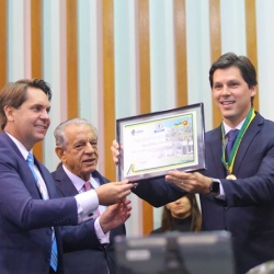 Daniel e Iris Rezende foram homenageados na Assembleia por Bruno