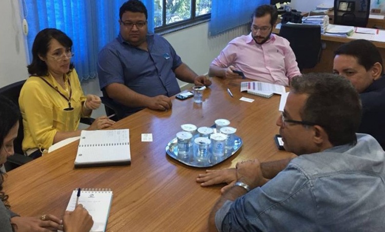 PlÃ­nio em reuniÃ£o na Saneago para evitar a falta de Ã¡gua em CrixÃ¡s