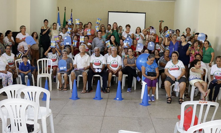 Prefeito CÃ¡ssio GusmÃ£o e primeira-dama Divina Arruda com moradores que receberam os materiais