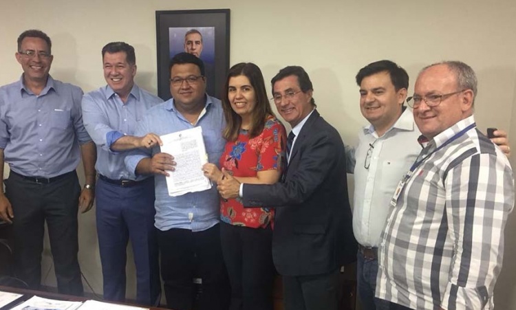 Prefeito PlÃ­nio Paiva, de CrixÃ¡s, deputado Francisco Oliveira: mais recursos para a cidade de Santa Terezinha