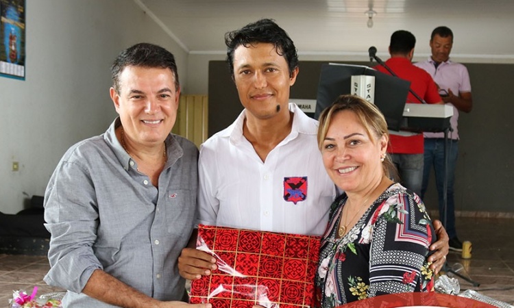 Prefeito CÃ¡ssio com a 1Âª-dama Divina entregam presente a trabalhador