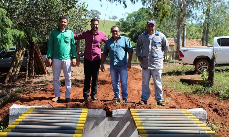 Motorista Heitor, vereador Wendel, Ziquinho e chefe de obras, Rolinha: obras garantidas na zona rural