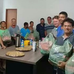 Prefeito Agostinho entrega uniformes novos aos garis e EPI para servidores da prefeitura de Trombas