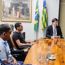 Prefeito SÃ¡vio e comitiva durante reuniÃ£o de trabalho com o deputado Daniel Vilela