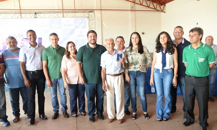 BeneficiÃ¡rio recebe Passaporte do Idoso em UruaÃ§u. TambÃ©m foram entregues cartÃµes do Renda CidadÃ£
