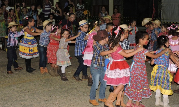 CrianÃ§as participam de festa junina em CampinaÃ§u