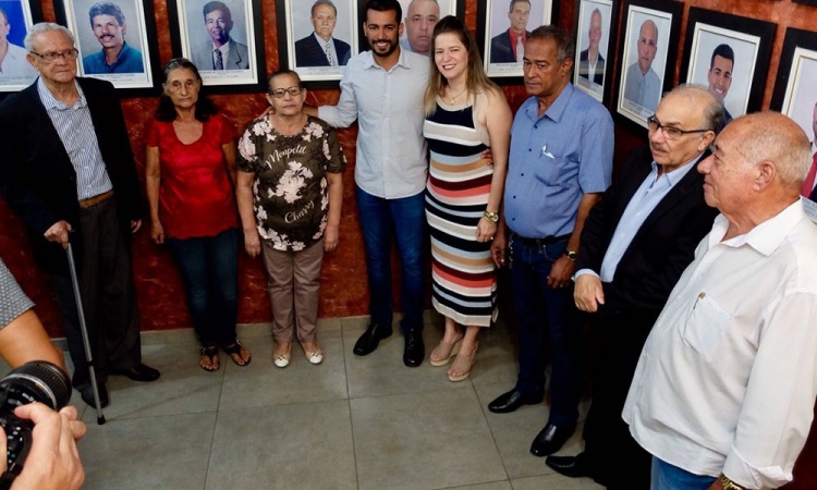 SÃ¡vio com sua esposa Flaviane, ex-prefeitos e amigos na inauguraÃ§Ã£o da galeria de fotos dos ex-gestores