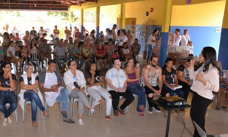 Palestra sobre autoestima e aÃ§Ãµes voltadas para atender mulheres e homens do municÃ­pio no Dia da Beleza