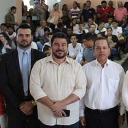 Prefeito Valmir Pedro com autoridades que participaram do evento para discutir saneamento bÃ¡sico na cidade
