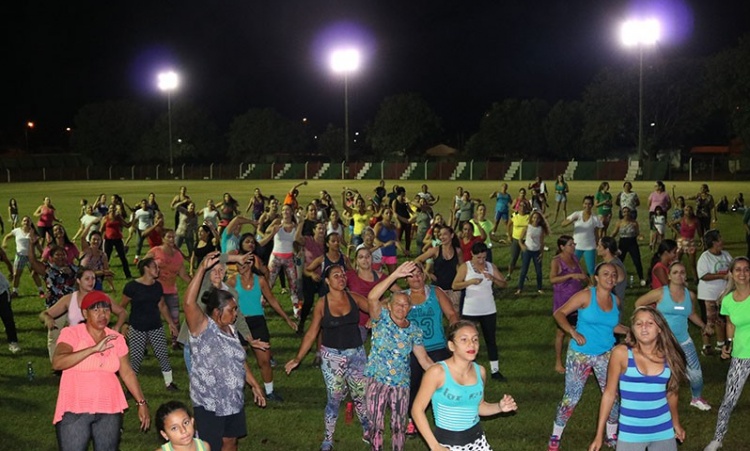 Comunidade participou ativamente do â€˜aulÃ£oâ€™ de zumba no estÃ¡dio