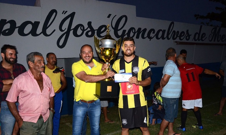 Prefeito Alex GÃ¡s entrega trofÃ©u a jogador da equipe do Hot Slepp 