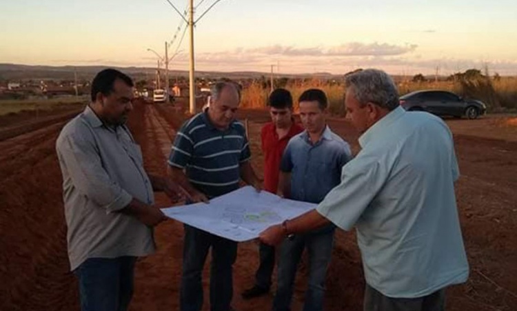 MÃ¡rio com Peu e Toninho vistoriam mais um canteiro de obras na cidade