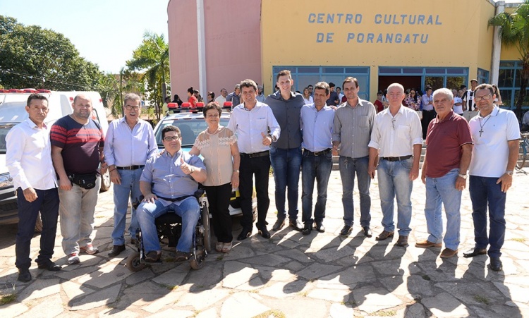 Prefeito Pedro Fernandes com vereadores e autoridades em Porangatu