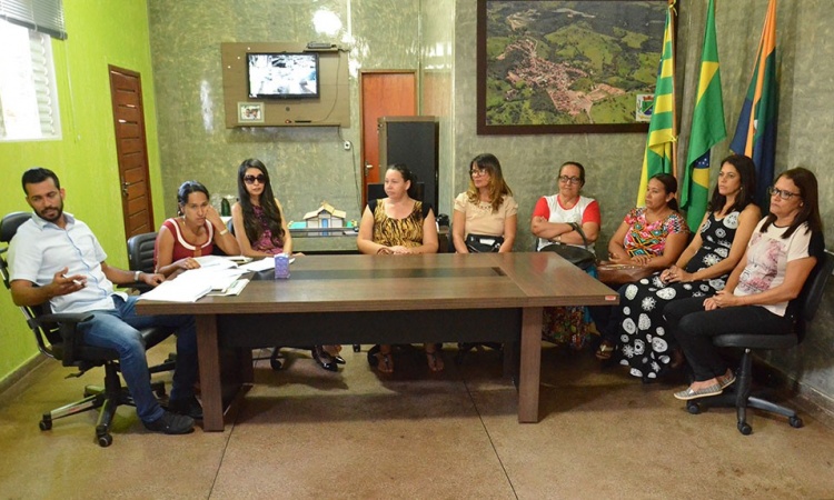 Prefeito SÃ¡vio Soares durante reuniÃ£o com um grupo de professores: prefeitura vai pagar piso salarial