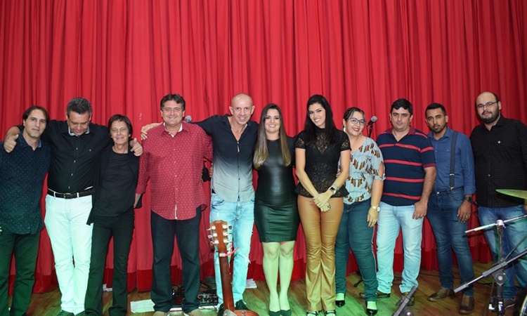 Prefeito Rafaell Melo com autoridades, artistas e moradores de Ceres na reinauguraÃ§Ã£o do Centro Cultural