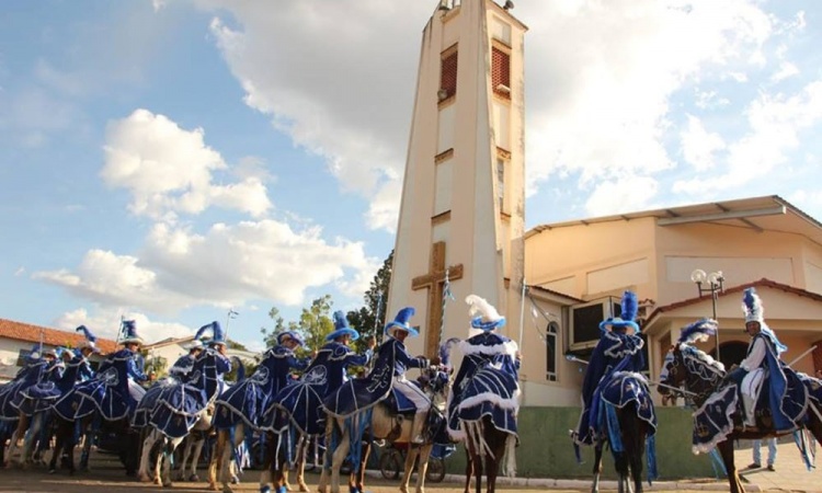 Cavaleiros CristÃ£os em frente a igreja em CrixÃ¡s: tradiÃ§Ã£o mantida na cidade e fortalecida no Estado