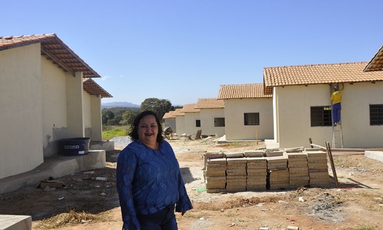 Prefeita CÃ¡ssia Dourado retoma construÃ§Ã£o de moradias populares