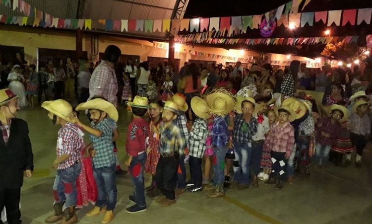 CrianÃ§as durante o arraiÃ¡ realizado na Escola Municipal EspaÃ§o do Saber, na cidade de Ipiranga de GoiÃ¡s