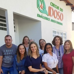 Pessoal da PromoÃ§Ã£o Social em frente a Creche do Idoso: ineditismo