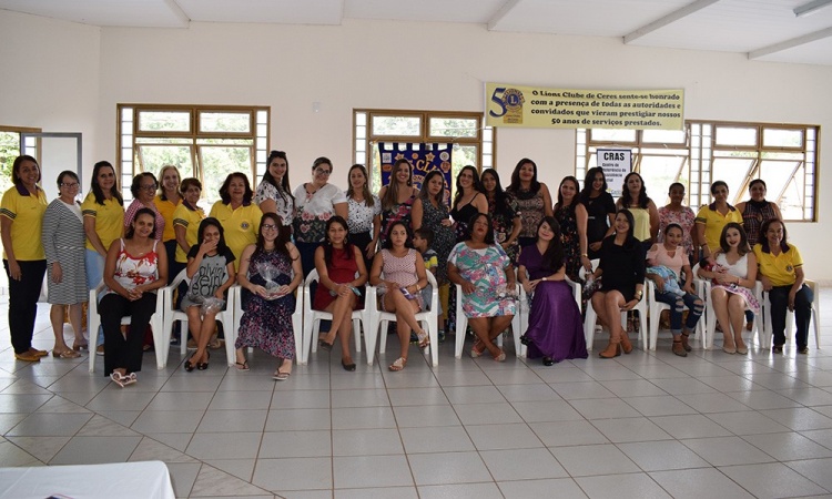 Organizadoras do curso e as futuras mamÃ£es em Ceres: curso dÃ¡ orientaÃ§Ãµes e apoio durante a gravidez