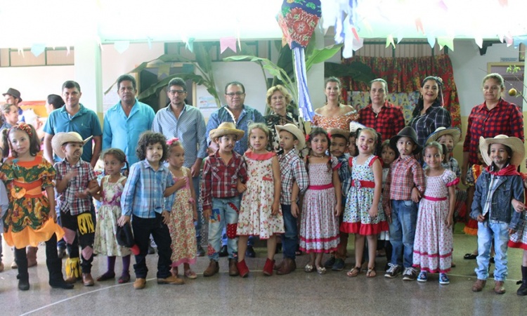 Primeira-dama Divina com o prefeito Ziquinho, professores, autoridades e crianÃ§as no arraiÃ¡ nas escolas