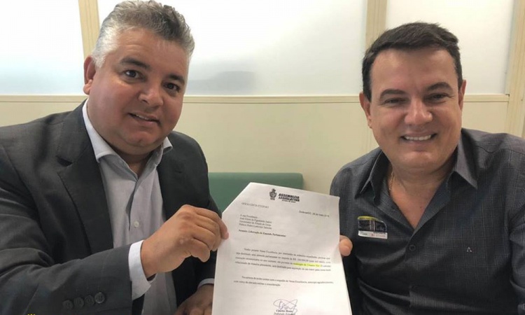 Deputado Charles Bento com o prefeito CÃ¡ssio GusmÃ£o, de Uruana