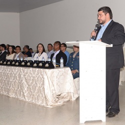 Prefeito Valmir Pedro durante entrega de comendas para vÃ¡rias personalidades