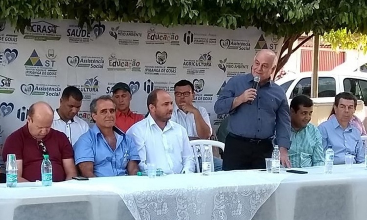 CÃ©lio Silveira, prefeito Alex GÃ¡s, autoridades e o deputado Helio de Sousa durante anÃºncio de investimentos