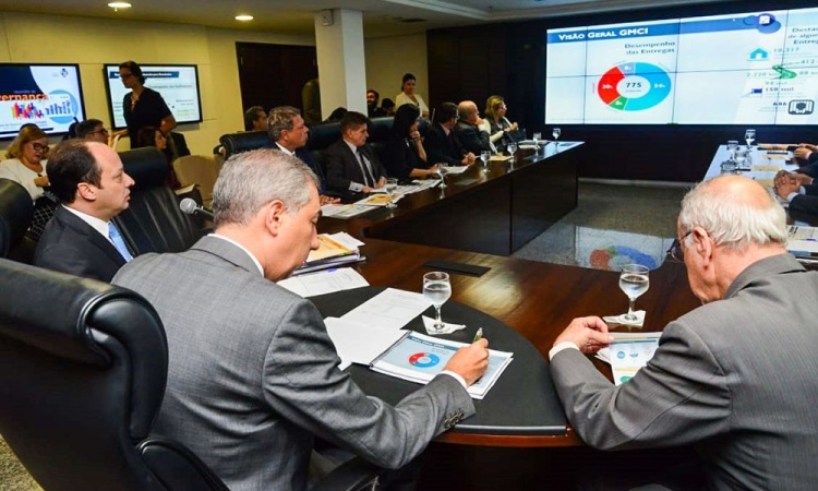 Governador JosÃ© Eliton durante reuniÃ£o com secretariado em GoiÃ¢nia